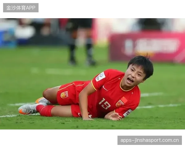 库里用行动诠释善意：训练结束后为残疾粉丝递水，细节引发全民点赞