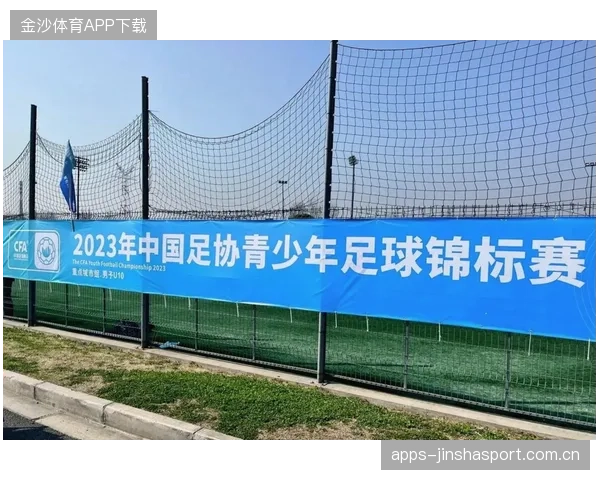 老将拼到抽筋倒地，球迷泪目——燃烧的足球魂，感动的瞬间